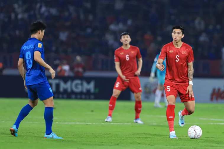 Tư Duy Chiến Thuật Và Cách Đá Thòng Trung Vệ Đỉnh Cao 1 Tư Duy Chiến Thuật Và Cách Đá Thòng Trung Vệ Đỉnh Cao